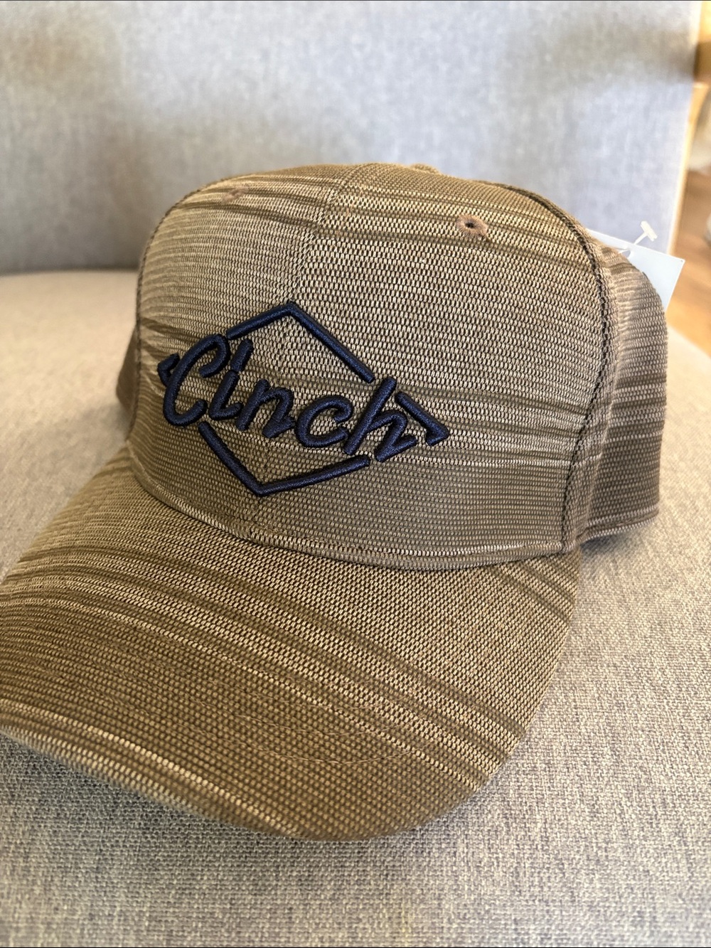 Cinch SnapBack hat NWT men's heather tan Flexfit cap with a patterned design.